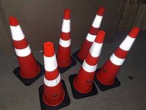 lot 59 image: 6- 3ft vevor traffic cones