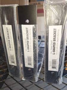 lot 73 image: 12 steel shelf L brackets