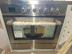 lot 19 image: Electric range convection oven broken front door