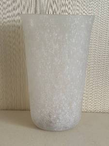 lot 31 image: Twos Company Very Large &nbspHandblown Glass Vase - Frosted Finish with Bubbles