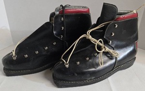 lot 101 image: Murani Vintage Italian Leather Ski Boots - Mens Size 14
