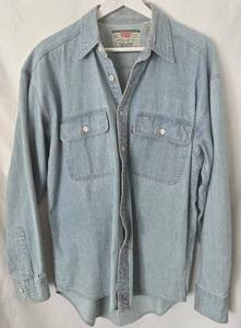 lot 224 image: Vintage Levis Light Wash Denim Shirt - Mens Medium