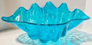 lot 234 image: Lucite Clam Shell Bowl - Mid Century Modern Turquoise