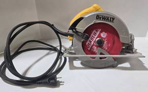 lot 303 image: DeWalt DWE575 7-14in Circular Saw - Corded 120V 15A 5200 RPM