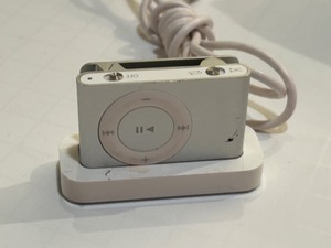 lot 343 image: Apple iPod Shuffle with Click Wheel (Classic) - Silver Includes Docking Station
