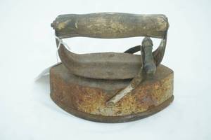 lot 20 image: Vintage Sad Iron