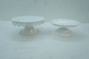 lot 21 image: 2 Metal Cake Stands