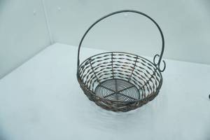 lot 28 image: Wire Round Basket with handle,10 tall