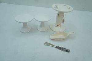 lot 42 image: 3ct White Ceramic Pedestal stands, Porcelain scoop, cheese knife