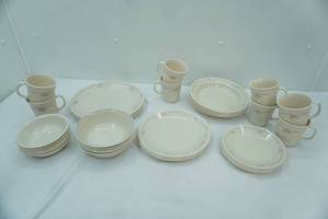 lot 44 image: Vintage Corelle English Breakfast Dinnerware Set