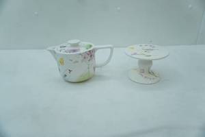 lot 51 image: Ceramic Lilac Teapot and Pedestal Cake Stand
