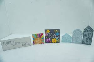 lot 107 image: Wooden Decor Lot