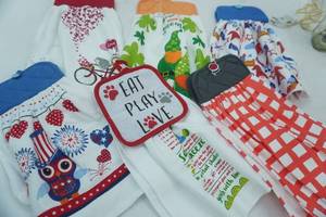 lot 128 image: NEW Dishtowel Potholder Sets