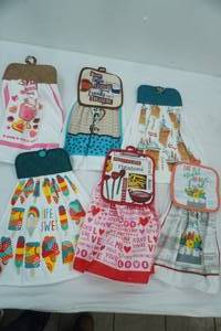 lot 131 image: NEW Dishtowel Potholder Sets