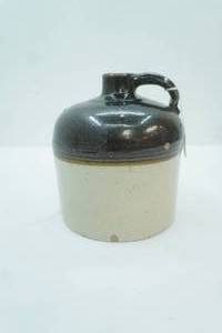lot 194 image: Vintage two-tone stoneware crock jug. Western Stoneware