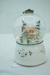 lot 195 image: Pfaltzgraff Musical Snow Globe
