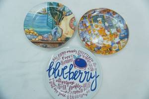 lot 208 image: Sakura, Franklin Mint, Crate & Barrel Collectible Plates