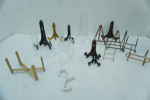 lot 252 image: Photo & Collectors Plate Display Stands, Decor Display Stands