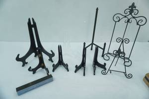 lot 255 image: Photo & Collectors Plate Display Stands, Decor Display Stands