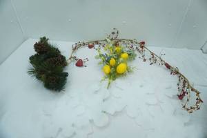 lot 330 image: Pine Cone Swag, Lemon Tree Branch, Willow Heart Swag