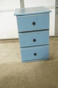 lot 355 image: 3-drawer wooden night stand 15.5x15.75x24.5
