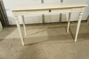 lot 362 image: Cream Painted Wooden Computer Desk, Writing Desk wone slide out drawer for keyboard