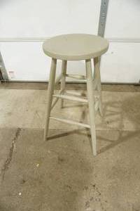 lot 367 image: Wooden Bar Stool 29.5 tall with a 15 diameter