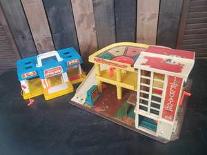 lot 23 image: Vintage Fisher Price Parking Ramp and Little Market