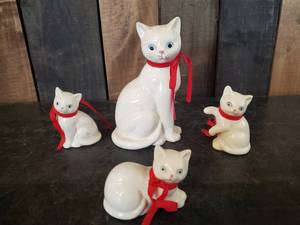 lot 50 image: Very Collectible Taka Hashi Cat Figurines Made in Japan No Cracks or Chips