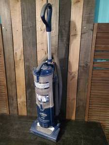 lot 62 image: Shark Navigator Vacuum With Attachments Powers up&nbsp&nbsp