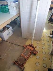 lot 68 image: Automotive Floor Jack Consigner States Working needs Grease&nbsp