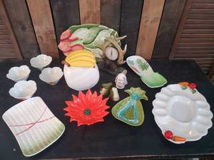 lot 72 image: Gorgeous Collection of mid modern Kitchen Decor including Calif Pottery and Lefton