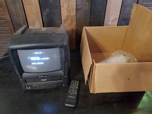 lot 86 image: Working vintage Emerson VCR TV - Perfect for the shop or Camper