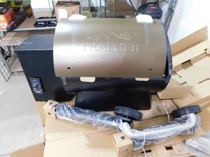 lot 18 image: Traeger Pro Series 22-Pellet Grill and Smoker in Bronze