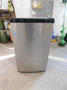 lot 156 image: Vissani 4.4 cu. ft. Mini Refrigerator with 7-Door Racks, Glass Shelves