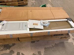 lot 31 image: White Pet Door