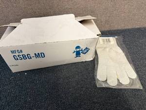 lot 61 image: 12Ct Of Anti-Cutting Gloves - Size Medium
