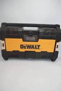 lot 214 image: Dewalt radio and Charger