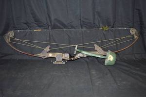 lot 266 image: Compound Bow