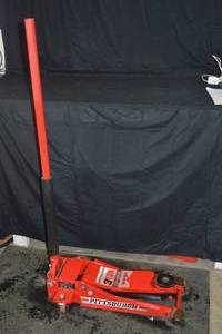 lot 8 image: 3 Ton Pittsburgh Floor Jack
