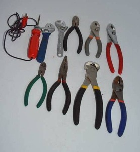 lot 76 image: Pliers and Snips