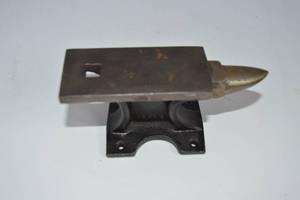 lot 100 image: Small Anvil