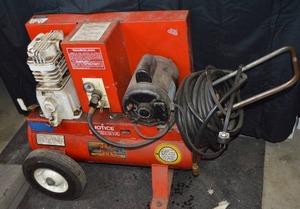 lot 109 image: Air Compressor