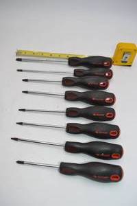 lot 133 image: Husky screwdrivers