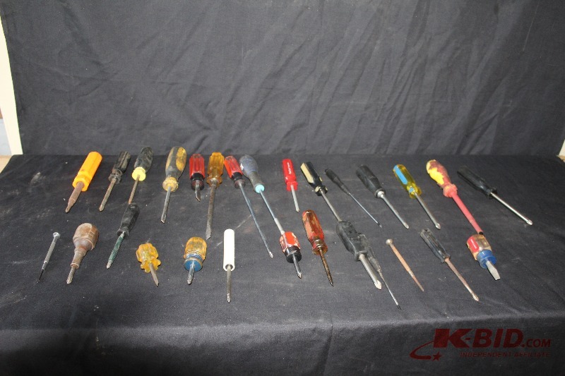 lot 156 image: Large Lot of Screwdrivers