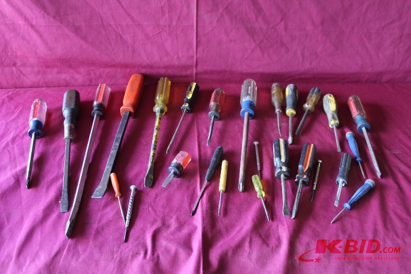 lot 157 image: Large Lot of Screwdrivers