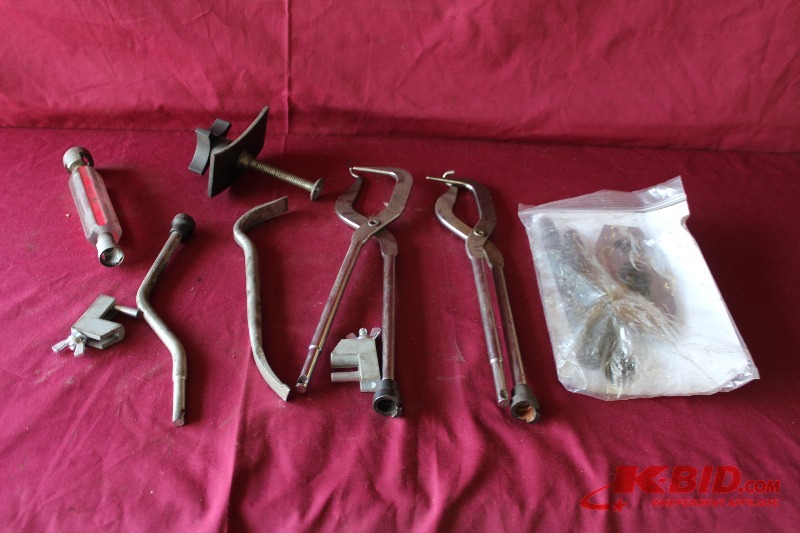 lot 171 image: Disc Pad Seperator, Hose Pullers, etc..