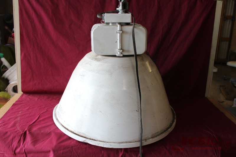 lot 223 image: Large Hanging Shop Light, 120v