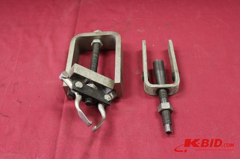 lot 246 image: Steering Wheel Puller and Bearing Puller