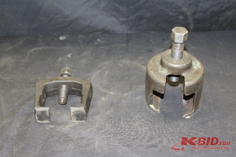 lot 285 image: Pitman Arm Pullers